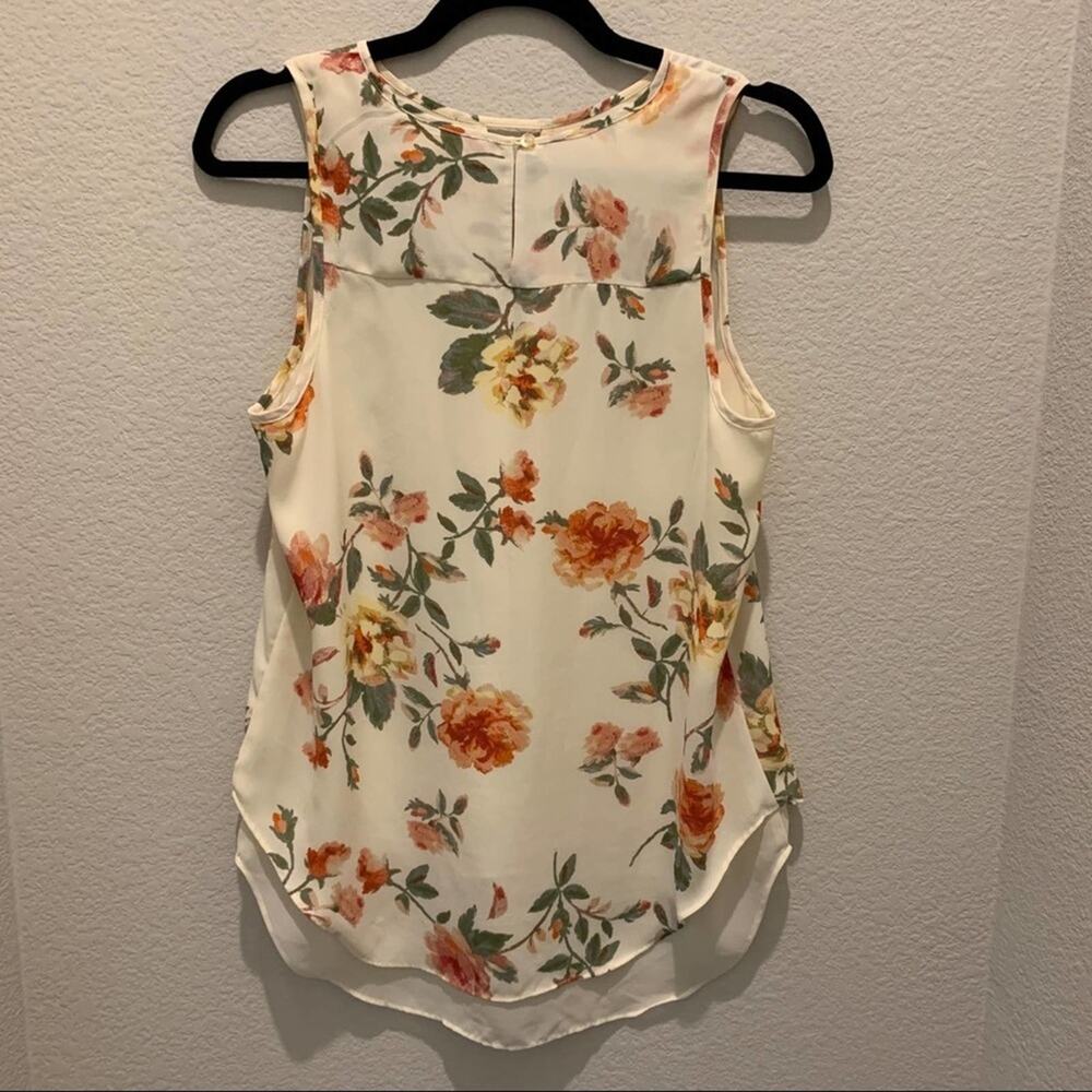 Violet + Claire flowered floral top. Keyhole front and top button back. Medium - Picture 6 of 12